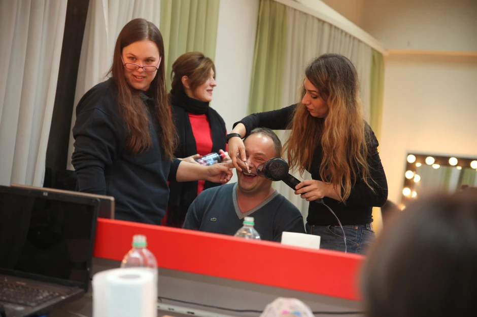 Mnogo posla za frizere i šminkere