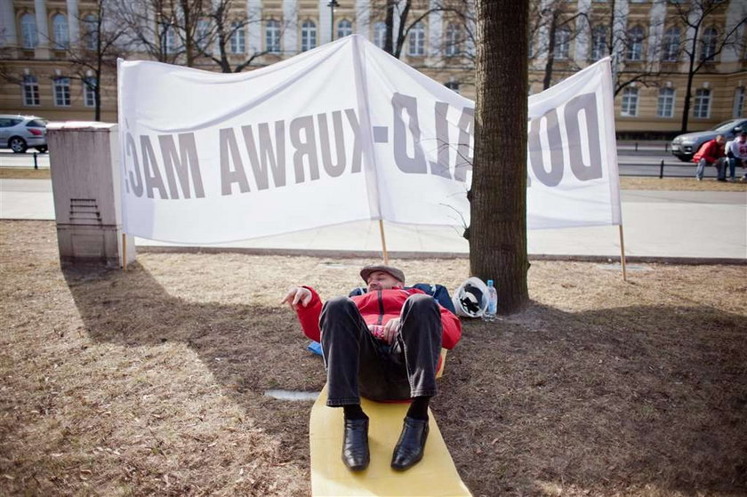 O fuj! Związkowcy przynieśli przed Sejm... FOTO