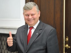 Poseł Suski zachorował po kontakcie z czekoladowym orłem