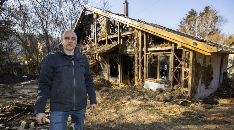 A ház már nagyrészt készen volt, benne lakott a hatgyerekes család, amikor beütött a tűz /Fotó: Czerkl Gábor