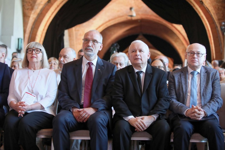 Prezes PiS Jarosław Kaczyński (2P) oraz Anna Bielecka (L), eurodeputowany prof. Zdzisław Krasnodębski (P) i historyk Andrzej Nowak (2L) podczas uroczystości wręczenia Nagrody im. Prezydenta Lecha Kaczyńskiego, 9 bm. w ramach odbywającego się w stolicy IX Kongresu Polska Wielki Projekt w czerwcu 2019 r. 