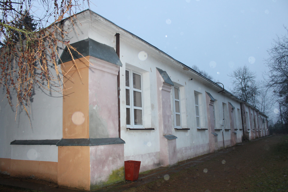 Jeden z dawnych koszarowych budynków z lat 20. XX w., obecnie szkoła mundurowa