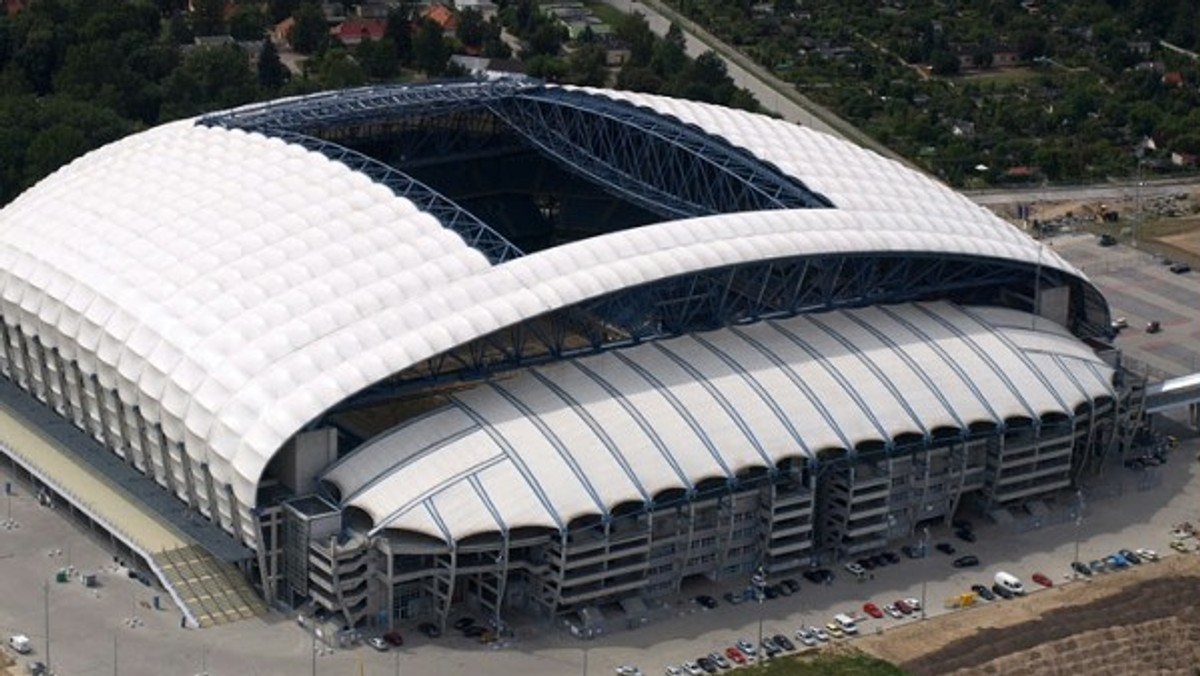 "MMPoznań": Stadion Miejski w Poznaniu stawia na piłkę nożną. Czy zarabia na siebie? Operator zasłania się tajemnicą przedsiębiorstwa.