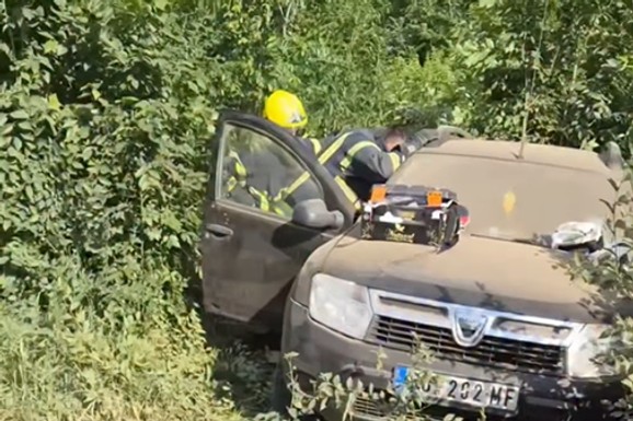 (VIDEO) SLETEO S PUTA I PROLETEO PRAVO KROZ ŠIPRAŽJE Žestok udes između Srbobrana i Bečeja, ima povređenih! "Dačija" završila u jarku