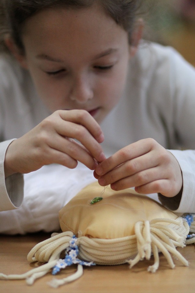 Dzieci pomagają rówieśnikom z biednych krajów