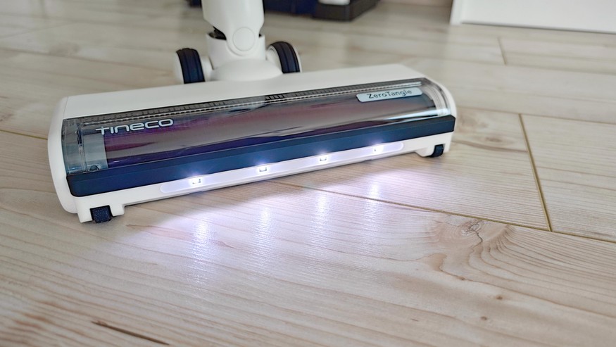 Tineco Floor One Switch S7, süpürme sırasında da ışığı açar |