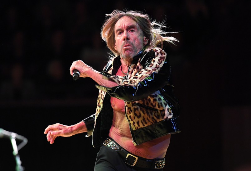 71-letni Iggy Pop półnagi w Operze w Sydney. Tak trzyma się gwiazda rocka i punka [FOTO]