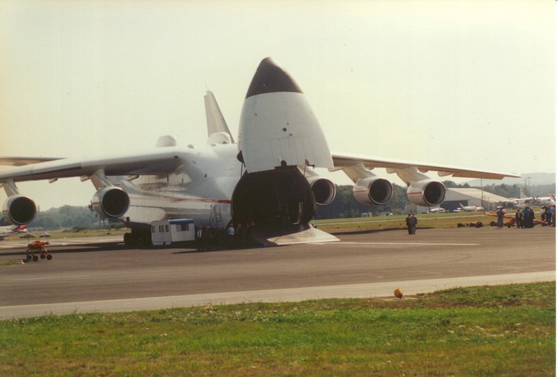 Największy samolot świata Antonov An-225 Mrija podczas załadunku. Fot. pjs2005 (CC BY-SA 2.0)