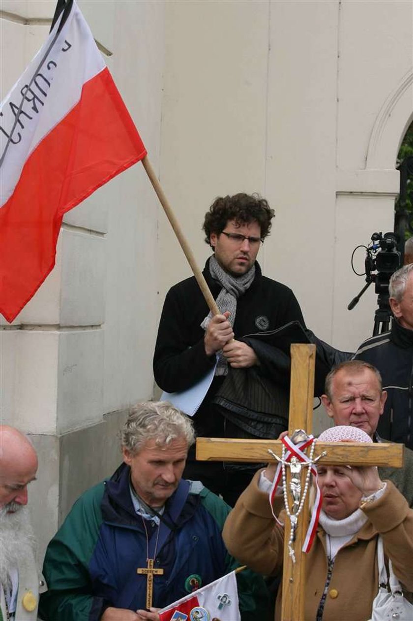 Niszczą aktora "M jak miłość"? Za krzyż