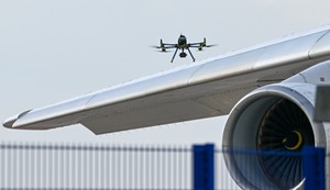 Dron nemačke policije proverava avion na aerodromu u Lajpcigu nakon otkrića eksplozivne naprave 5. avgusta