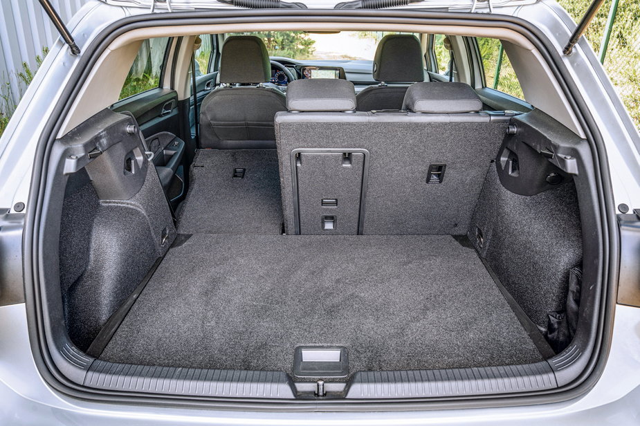 Próg załadunku bagażnika Volkswagena Golfa znajduje się 66,5 cm nad jezdnią, a bagażnik jest nieco mniejszy niż u rywali i pomieści 381-1237 litrów. Ładowność jest trochę większa niż w Kii i wynosi 504 kg – Ford jest lepszy.
