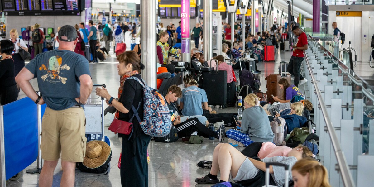 Wielka Brytania. Podrozujacy na Lotnisku Heathrow. Zdjęcie ilustracyjne