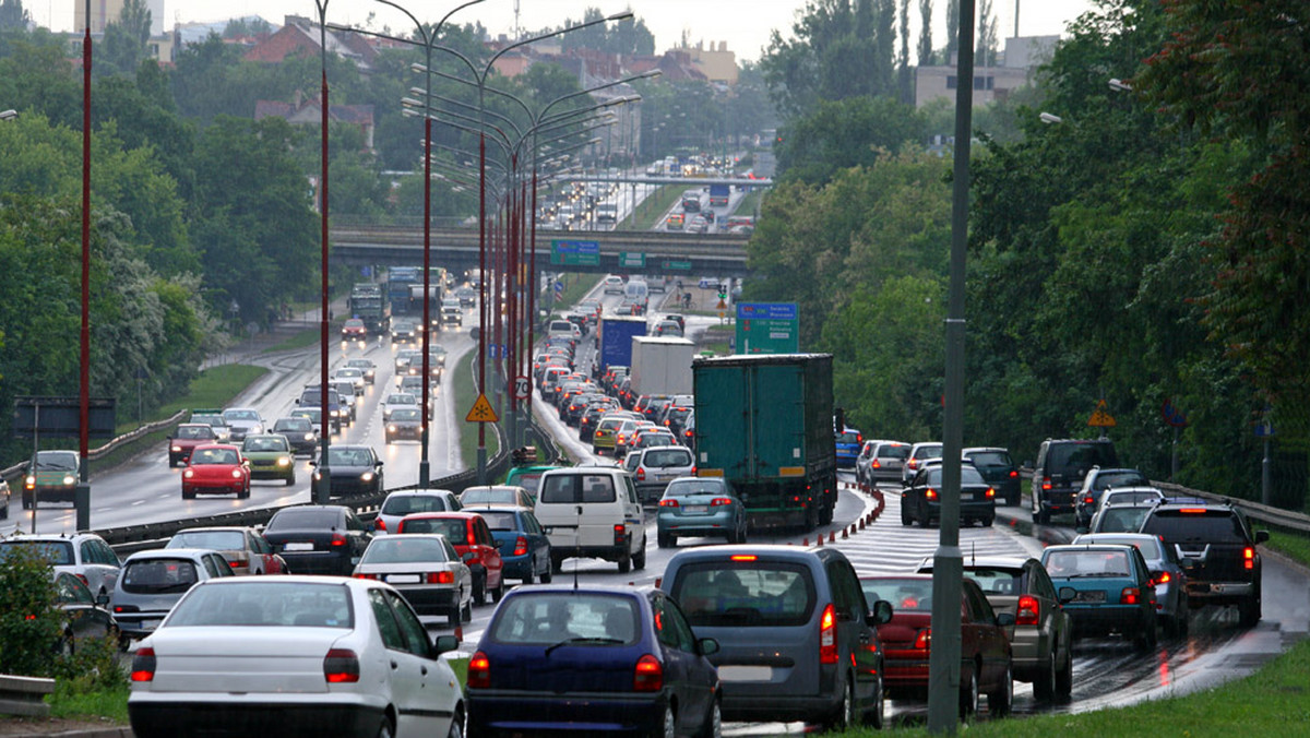 Z raportu Congestion Index firmy TomTom, obejmującego 31 miast, wynika, że Warszawa jest najbardziej zakorkowanym miastem w Europie. Średni czas podróży w Warszawie jest dłuższy o 42 proc., niż wtedy, gdy ruch przepływa swobodnie, oraz dłuższy o 89 proc. podczas porannych godzin szczytu.
