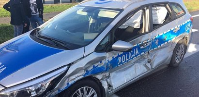 Poważny wypadek z udziałem policjantów. 4 rannych, radiowóz do kasacji