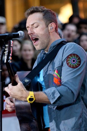 Chris Martin i Coldplay podczas występu przed Rockefeller Plaza  – 21 października 2011