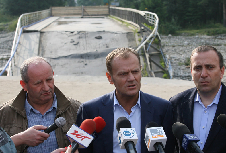 Donald Tusk i Jan Smarduch (po lewej) podczas powodzi, jaka w 2008 r. przeszła przez Podhale