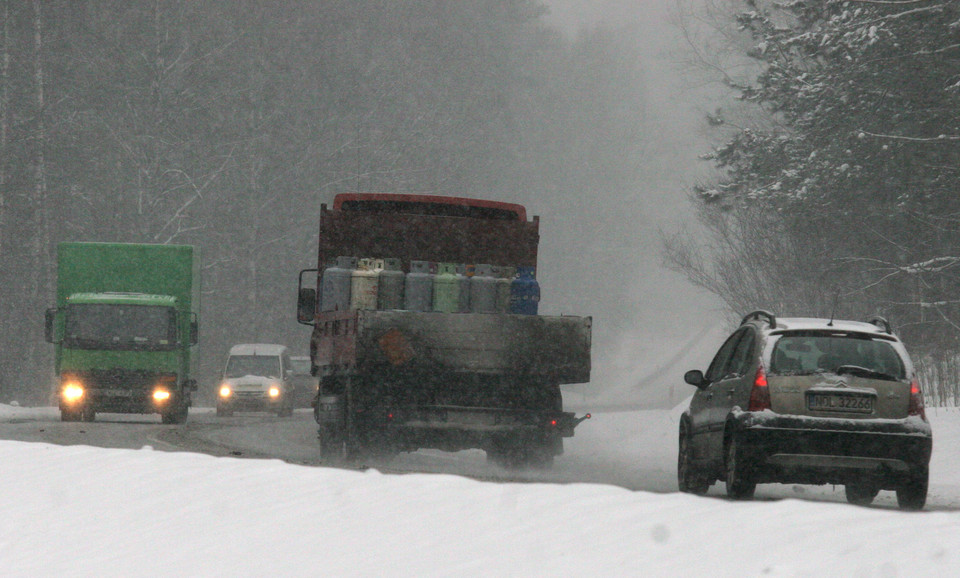 Obfite opady śniegu i fatalne warunki na drogach