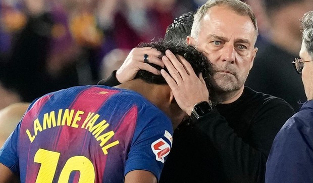 Trener Barselone Hansi Flik teši Jamala nakon što je napustio teren | Foto: Enric Fontcuberta/EPA/Shutterstock