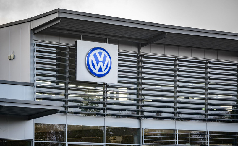 Jak poinformował prezes Volkswagena Herbert Diess, ze względu na "wyraźne pogorszenie" sprzedaży i "niepewność zaopatrzenia nastąpi nieuchronne przerwanie produkcji w większości zakładów naszej marki"