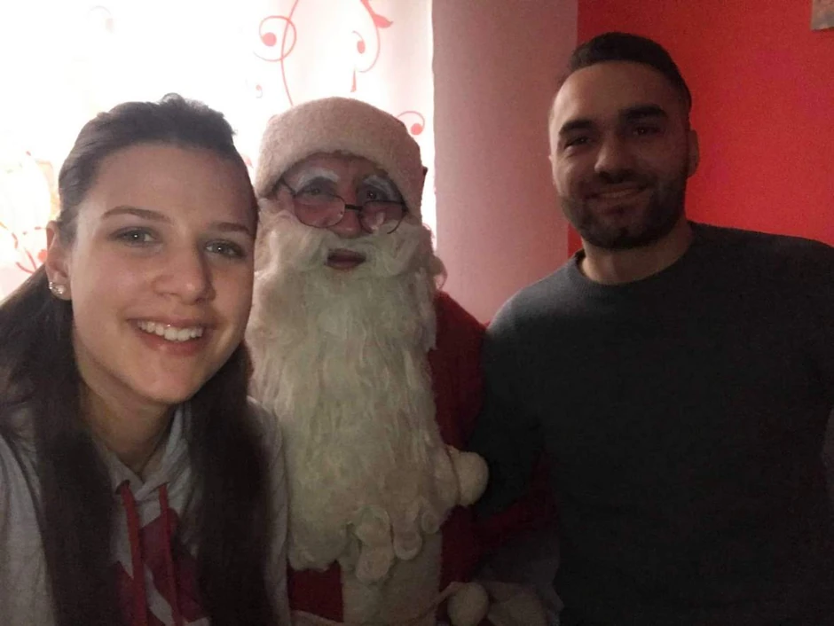 Deda Mraz sa svojim unucima