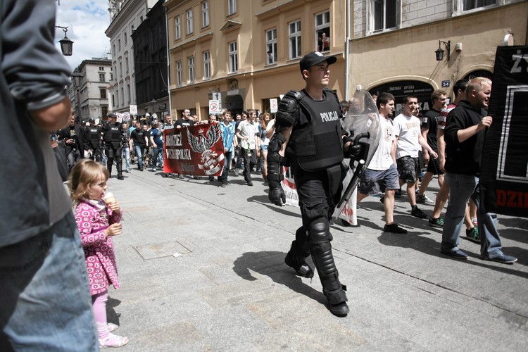 Dwie manifestacje w Krakowie. Homoseksualiści kontra narodowcy