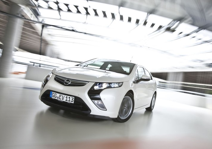 Opel ampera - producent przypomni o tym aucie elektrycznym o rozszerzonym zasięgu. Pierwsze zamówione egzemplarze kierowcy w Polsce dostaną w pierwszej połowie tego roku.