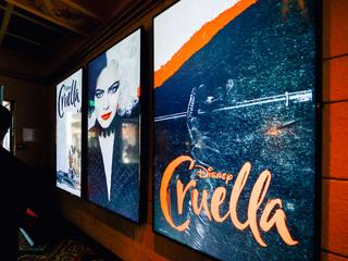 Film „Cruella” do katalogu Disney+ trafił kilka dni po premierze kinowej w Polsce. Co ciekawe, początkowo posiadał polskie wersje językowe (dubbing i napisy)