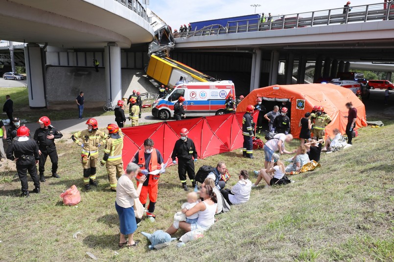 Autobus przebił bariery na trasie S8 i spadł na nasyp przy Wisłostradzie