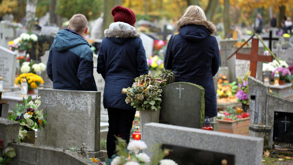 Wszystkich Świętych. Oto jak dojechać na warszawskie cmentarze