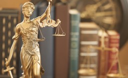 sąd oddalił powództwo przeciwko autorowi podręcznika „historia i teraź