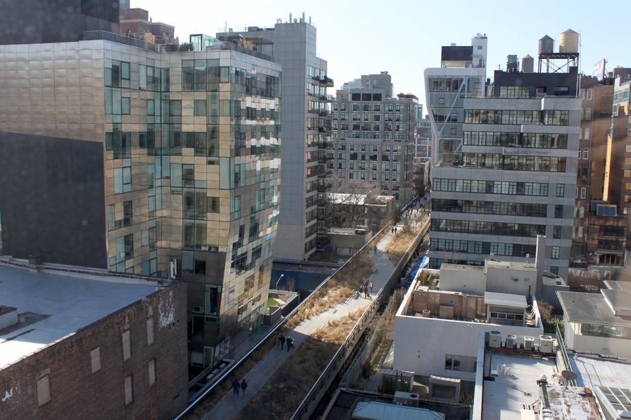 Oto widok z okna jednego z apartamentów pokazowych. Można zobaczyć z niego park High Line i dzielnicę West Chelsea.