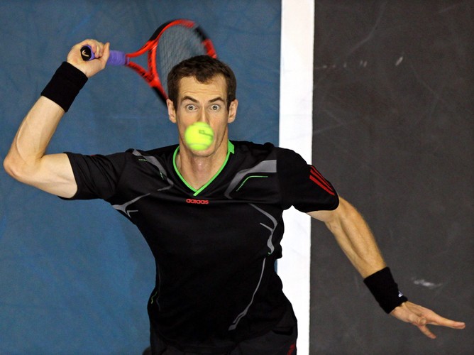 Andy Murray serwuje do Michela Berrer podczas meczu ATP PTT Thailand Open w Bankoku