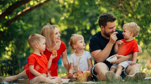 Krakowska Karta Rodzinna 3+ to szereg ulg i rabatów dla rodzin wielodzietnych, które liczą co najmniej troje dzieci.