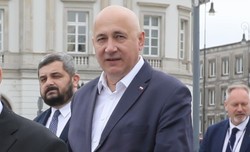 Brudziński: Nie mówimy o siłowym przejęciu TVN. My jesteśmy demokratami