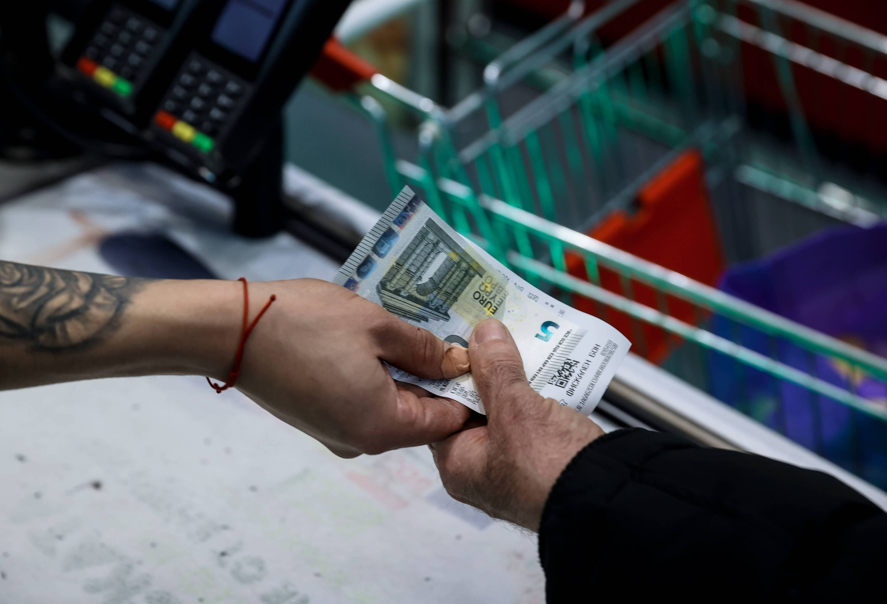 Euro w Bułgarii: Sklepy zamknięte, kolejki w bankach, spłonęło 100 tys.