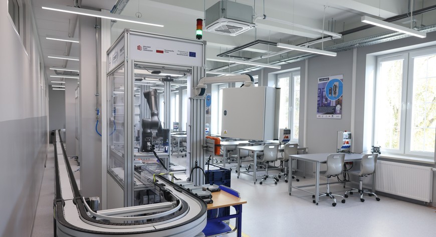 Po szkoleniach osoby będą mogły pracować przy zautomatyzowanych liniach produkcyjnych, obsługiwać maszyny i roboty oraz je programować.