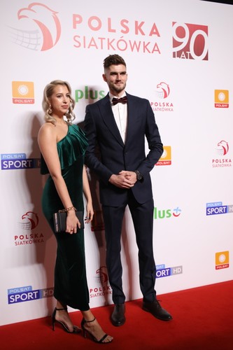 Siatkarz Karol Kłos z partnerką