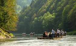 Widok na Tatry z tratwy. Sezon spływu przełomem Dunajca rozpoczęty [FOTO]