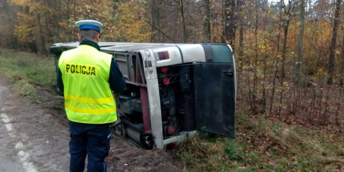 Autobus szkolny wywrócił się z dziećmi. 7 uczniów w szpitalu