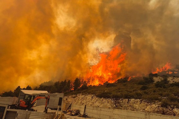 (FOTO) VELIKI POŽAR NA HVARU Vatra i u dvorištima, izgoreli automobili, vatrogasci i meštani jedva odbranili kuće!
