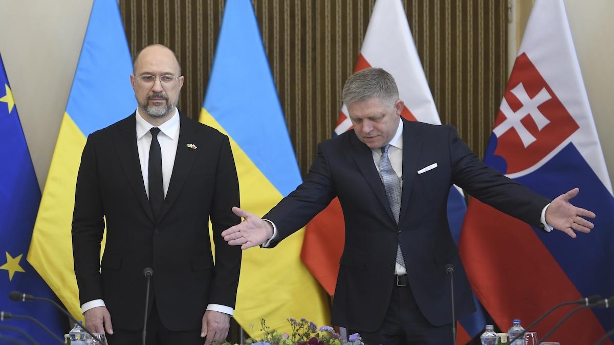 Premiér Ukrajiny Denys Šmyhaľ a predseda vlády SR Robert Fico na stretnutí členov slovenskej a ukrajinskej vlády 11 apríla 2024 v Michalovciach.