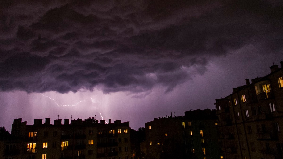 Instytut Meteorologii i Gospodarki Wodnej, w związku z możliwymi silnymi burzami na zachodzie kraju i wysokimi temperaturami w południowej Polsce, wydał ostrzeżenia pogodowe dla dziesięciu województw.