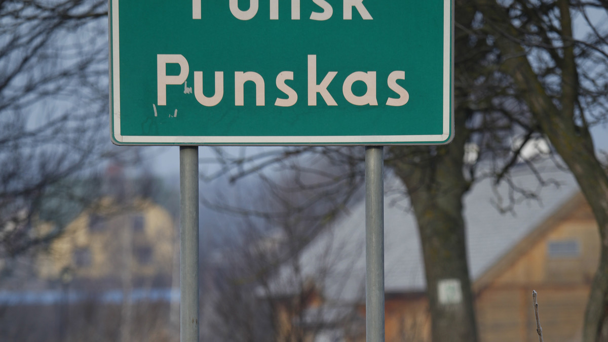 Polsko-litewskie tablice z nazwami miejscowości od wtorku znów stoją przy drogach w gminie Puńsk - poinformował wójt gminy Witold Liszkowski. W sierpniu nieznani sprawcy zniszczyli tablice.