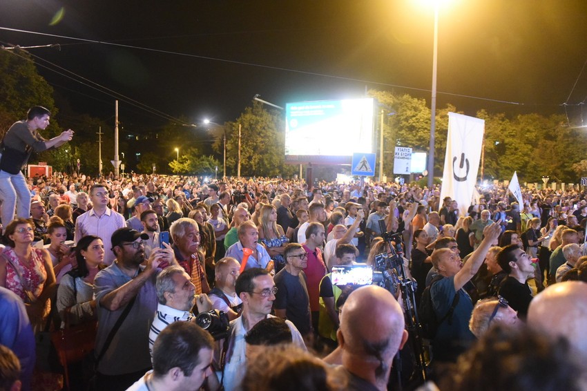 Demonstranti ispred TV Pink