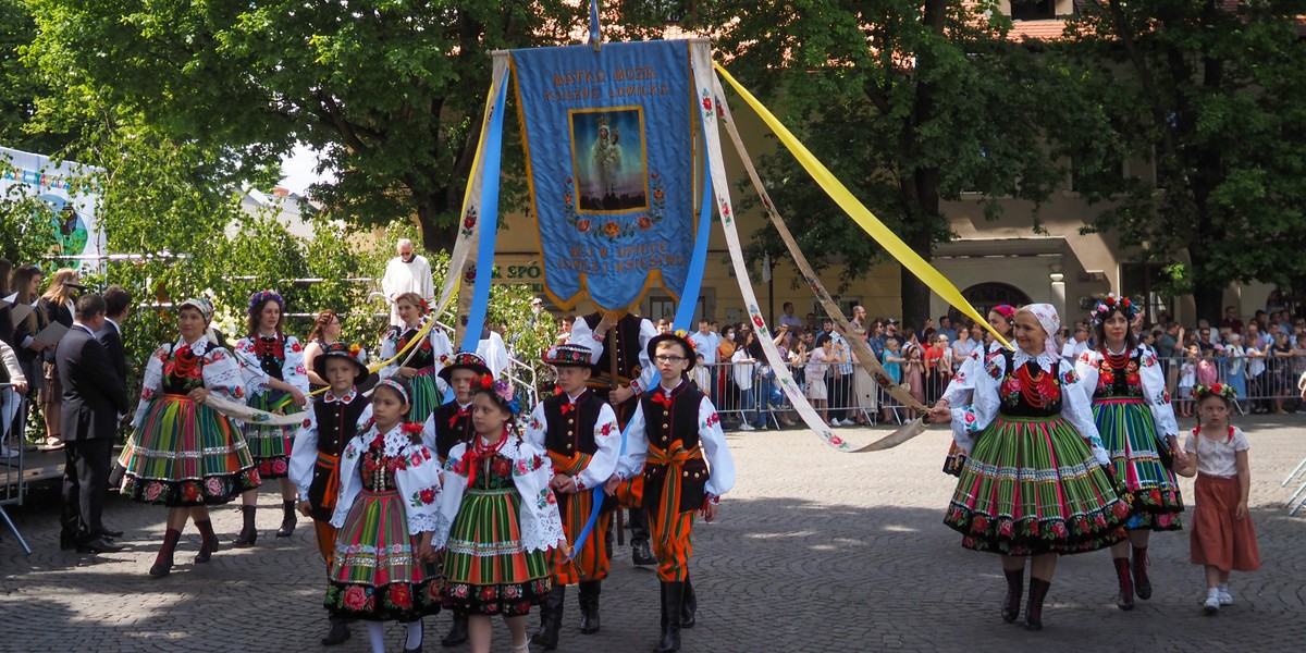 Procesja w Łowiczu. Tradycyjnie w ludowych strojach