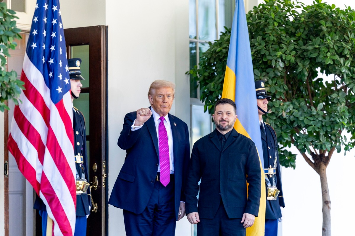 Prezydent USA Donald Trump (z lewej) wita prezydenta Ukrainy Wołodymyra Zełenskiego przybywającego do Skrzydła Zachodniego Białego Domu w Waszyngtonie