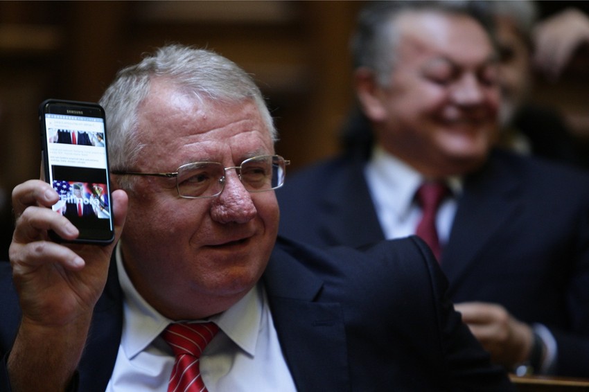 Šešelj pušta pesme o Trampu i traži Deveportov broj da mu ih pošalje