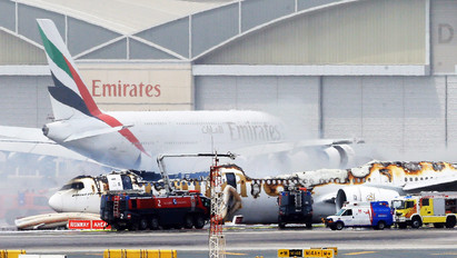 Tragédia! Meghalt egy tűzoltó a Dubajban kifutóra csapódott repülő oltása közben