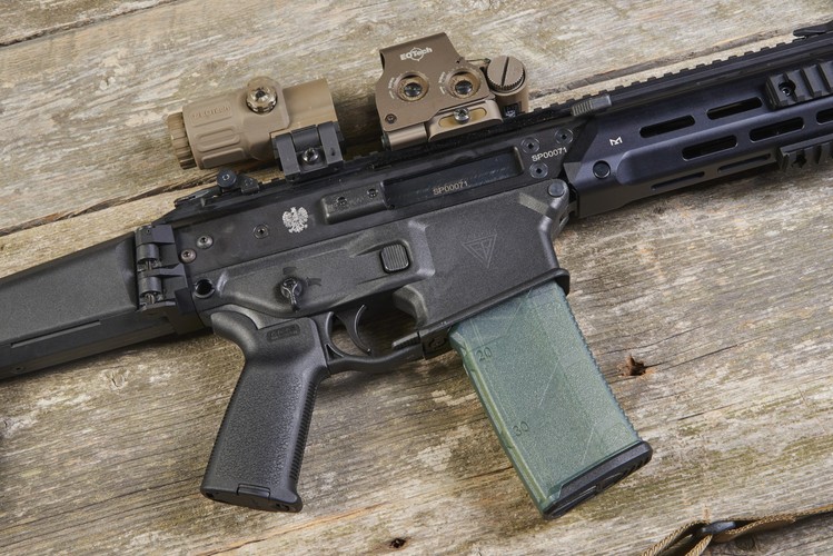 Karabinek wyposażony jest w lufę 16-calową o skoku 7 cali, co pozwala prowadzić skuteczny ogień do odległości 500 metrów w zależności od posiadanych przyrządów celowniczych. W standardzie karabinek posiada mechaniczne przyrządy celownicze, umieszczone na szynie standardu Picatinny znajdującej się na komorze zamkowej. Szyna powyższa umożliwia montaż szerokiej gamy przyrządów optoelektronicznych poprawiających komfort i zakres prowadzonych strzelań.