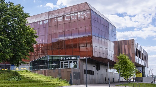 Budynek planetarium Centrum Nauki Kopernik, widok z bulwarów wiślanych w Warszawie